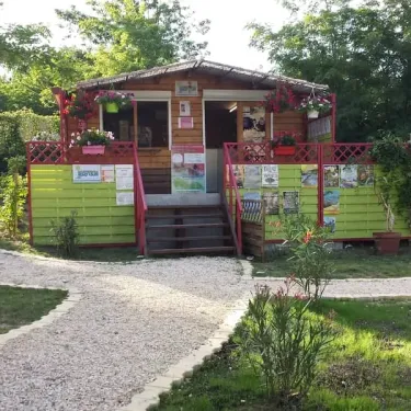 Bureau de camping Aloha Plage avec escaliers et plantes en pots