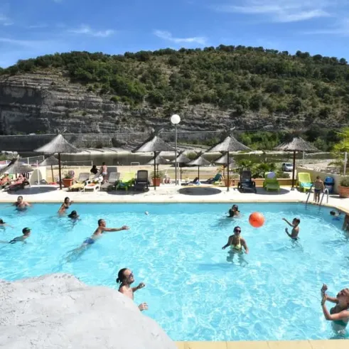 Camping Aloha Plage : piscine avec enfants et adultes, au bord d'une falaise