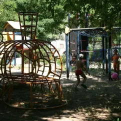 Enfants jouant sur un parc infantile en bois au Camping Aloha Plage