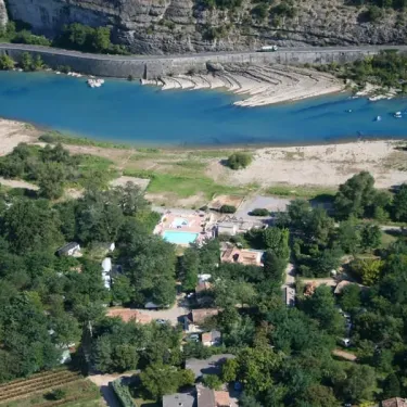 Vue aériale du camping Aloha Plage près d'un fleuve avec piscine et maisons