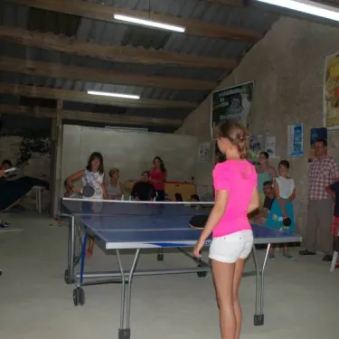 Jeux de ping-pong dans une salle du Camping De Bergougne