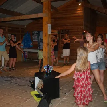 Dance party au Camping De Bergougne avec musique et danseurs