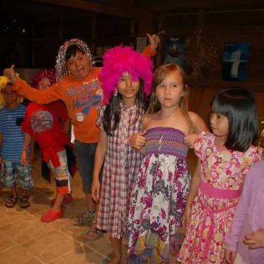 Enfants en perruques colorées au Camping De Bergougne