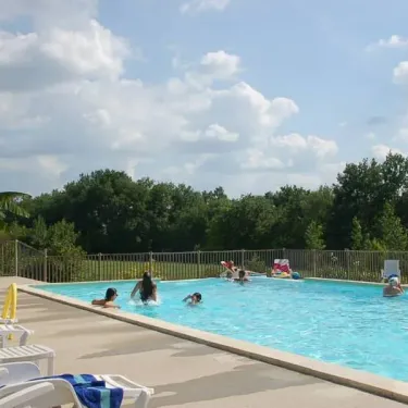 Piscine avec enfants nageant, Camping De Bergougne