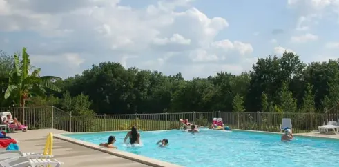 Piscine avec enfants nageant, Camping De Bergougne