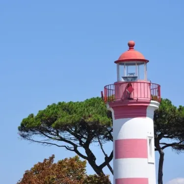 Phare rouge et blanc à proximité du Camping Le Chant des Oiseaux