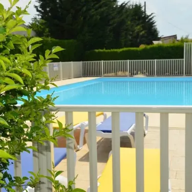 Piscine entourée de transats jaunes au Camping Le Chant des Oiseaux