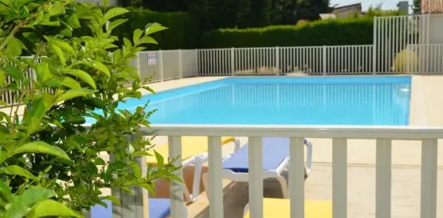 Piscine entourée de transats jaunes au Camping Le Chant des Oiseaux