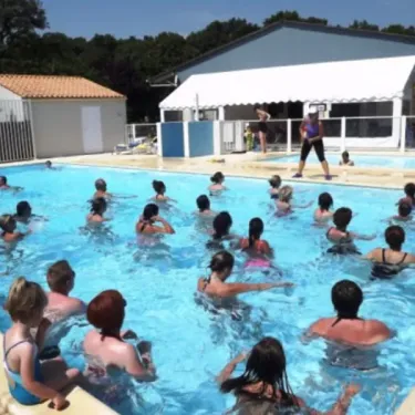 Atelier aquatique en groupe dans la piscine du Camping Le Chant des Oiseaux