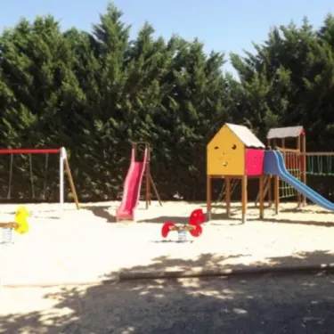 Piste de jeux pour enfants au Camping Le Chant des Oiseaux