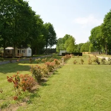 Camping Le Chant des Oiseaux avec mobil-homes et pelouses