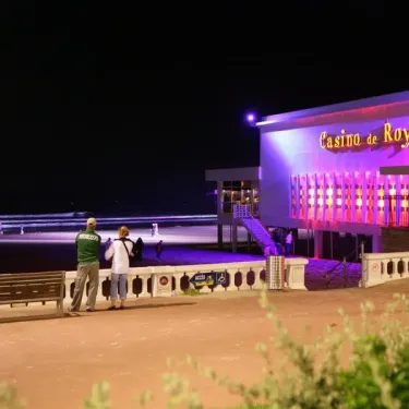 Casino de Royan illuminé la nuit, vue depuis le Camping Le Chant des Oiseaux