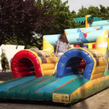 Camping Le Chant des Oiseaux avec parc d'attractions gonflables