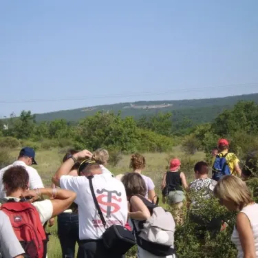 Groupe de personnes en randonnée au Camping La Rivière