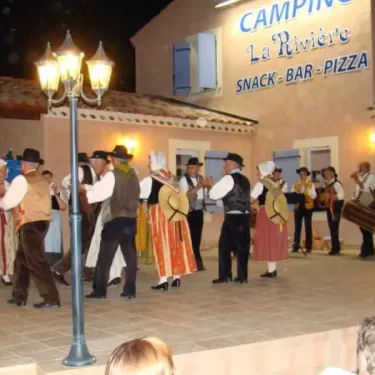 Danse traditionnelle en costume à Camping La Rivière