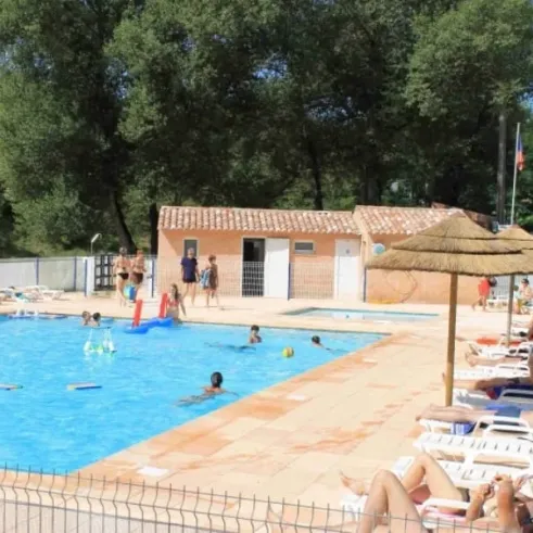 Piscine du Camping La Rivière avec enfants et adultes autour