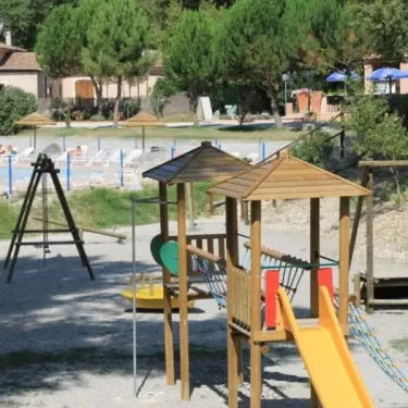 Parc d'attractions pour enfants avec piscine au fond, Camping La Rivière
