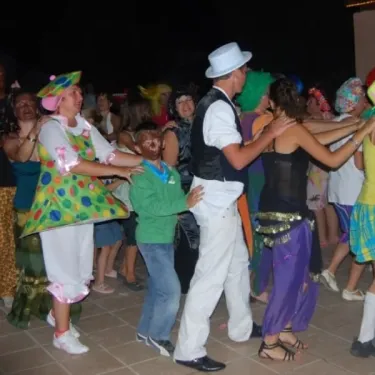 Dance festive avec costumes colorés au Camping La Rivière