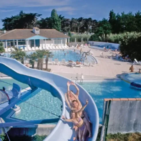 Personnes qui descendent une slide aquatique dans une piscine à l'eau vive