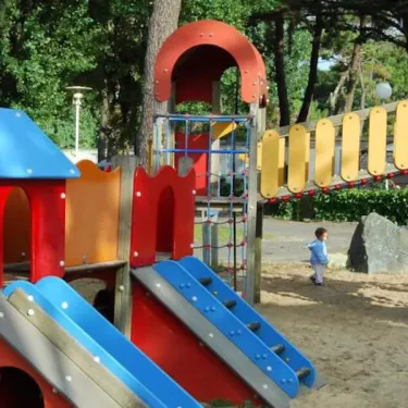 Parc d'attractions pour enfants au camping Les Grenettes.