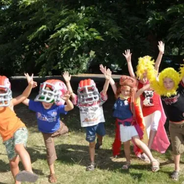 Enfants en tenue de football sur l'herbe au camping Les Grenettes