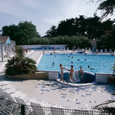 Personnes dans la piscine du Camping Les Grenettes