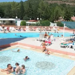 Piscine animée avec enfants et adultes au Camping le Sourire