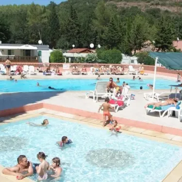 Piscine animée avec enfants et adultes au Camping le Sourire