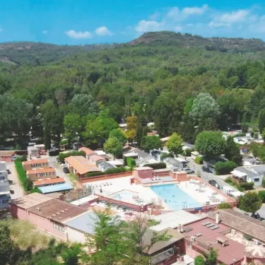 Camping le Sourire : vue aérienne du camping avec piscine et mobil-homes
