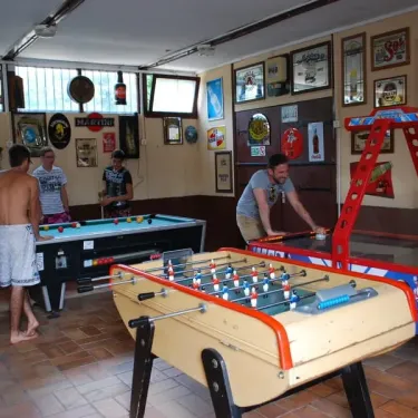 Salle de jeux avec table de football et billard au Camping le Sourire