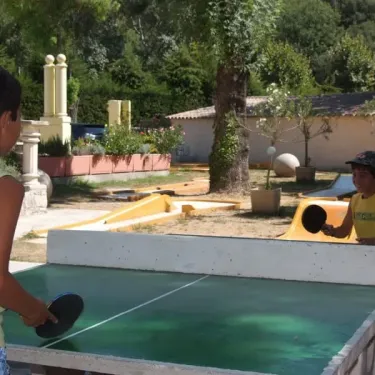 Camping le Sourire : enfants jouant au ping-pong dans un espace vert