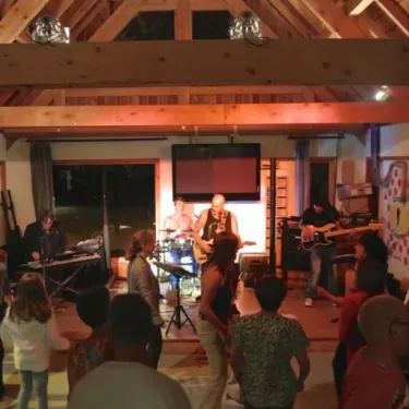 Musique live dans le salon du Camping Le Colporteur