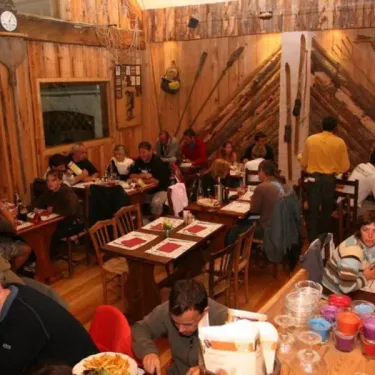 Dîner en salle du Camping Le Colporteur