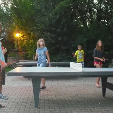 Enfants jouant au ping-pong à Camping Le Colporteur