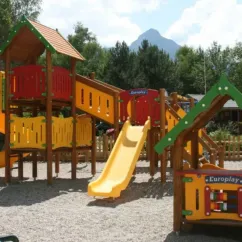 Camping Le Colporteur : parc d'attractions Europlay avec toboggans jaunes