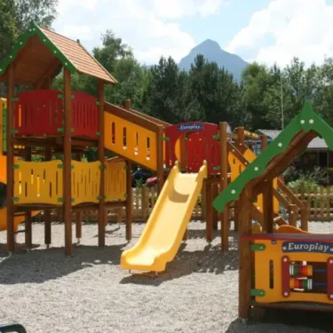Camping Le Colporteur : parc d'attractions Europlay avec toboggans jaunes