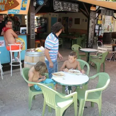 Famille déjeunant à l'extérieur de Camping Des Familles