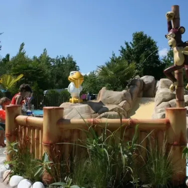 Sculptures animales et toboggan dans la zone aquatique du Camping Des Familles
