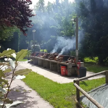 Camping Des Familles - barbecue en plein air avec fumée
