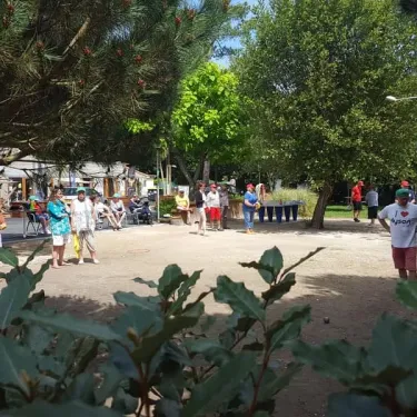 Camping Des Familles - groupe de personnes dans la cour arborée