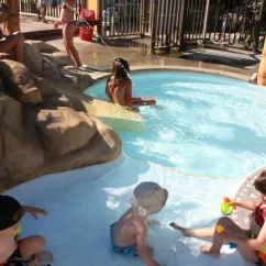Enfants jouant dans la piscine à thème jungle au Camping Des Familles