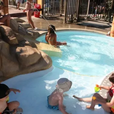 Enfants jouant dans la piscine à thème jungle au Camping Des Familles