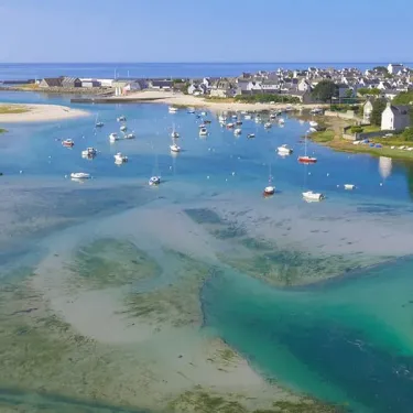 Camping L'Océan Breton - port avec bateaux et eaux turquoise