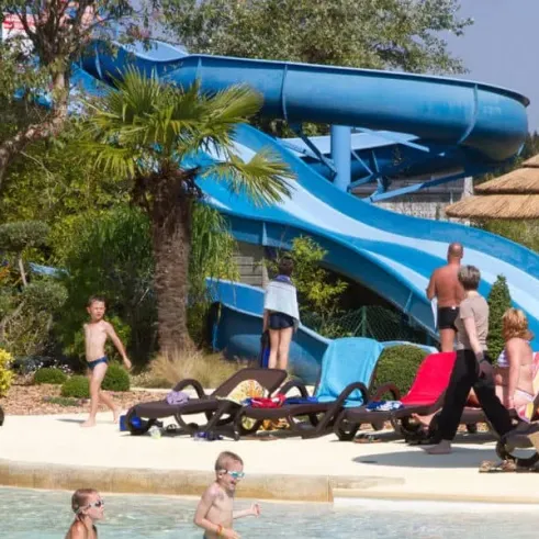 Slide aquatique bleu dans une piscine du Camping L'Océan Breton.
