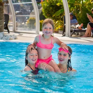 Enfants souriants dans la piscine à Camping L'Océan Breton
