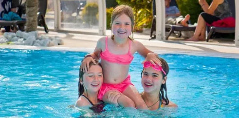 Enfants souriants dans la piscine à Camping L'Océan Breton
