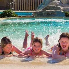 Enfants jouant joyeusement dans l'eau à Camping L'Océan Breton