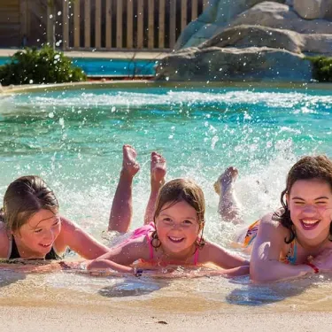 Enfants jouant joyeusement dans l'eau à Camping L'Océan Breton