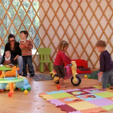 Enfants jouant à l'intérieur d'une yurte au Camping L'Océan Breton