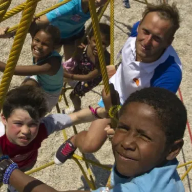 Enfants grimpeurs sur un parcours de cordes au Camping L'Océan Breton